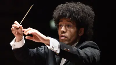 Review: Rafael Payare conducts Shostakovich’s massive ‘Leingrad’ with thrilling force