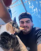 Viral Oregon man who quit his job to set sail with his cat arrives to cheering fans in Hawaii after weekslong journey