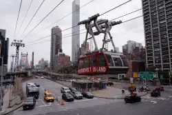 Roosevelt Island locals want fast pass to take tram as selfie-crazed tourists turn transit into attraction